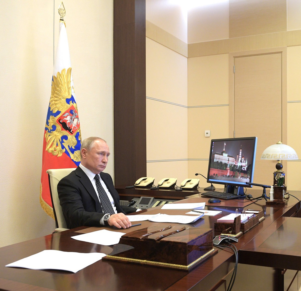 Владимир  Путин  объявил о  переносе парада  Победы
