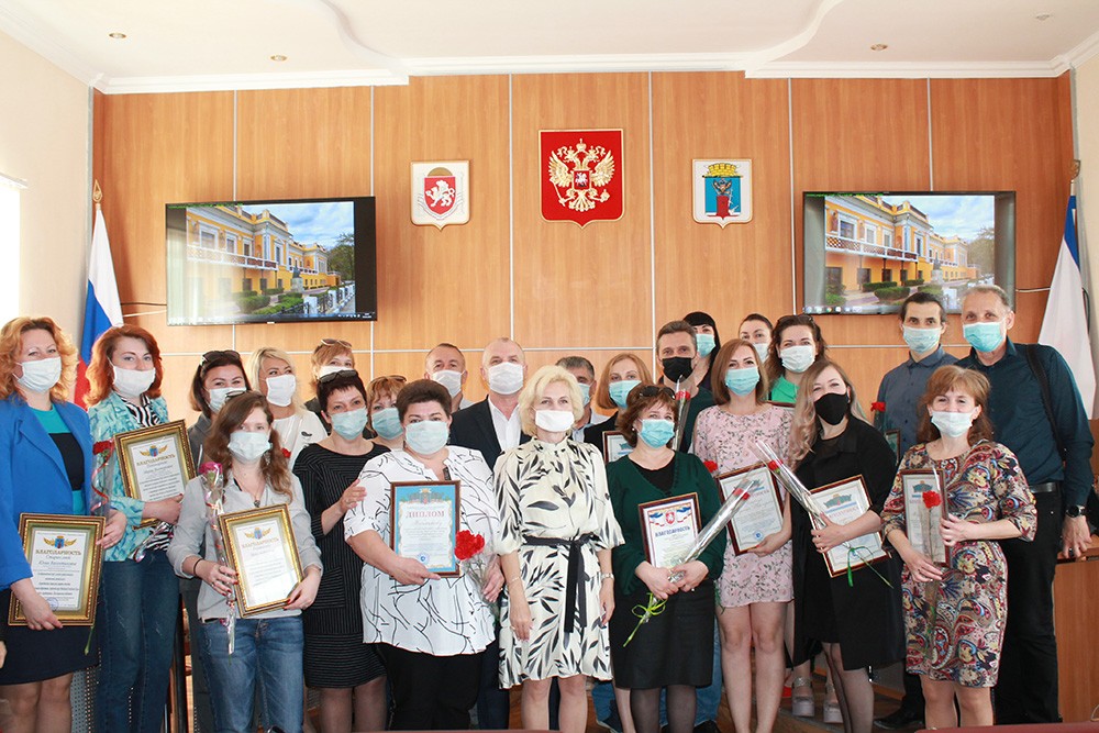 Феодосийских  социальных  работников  поздравили   с  праздником