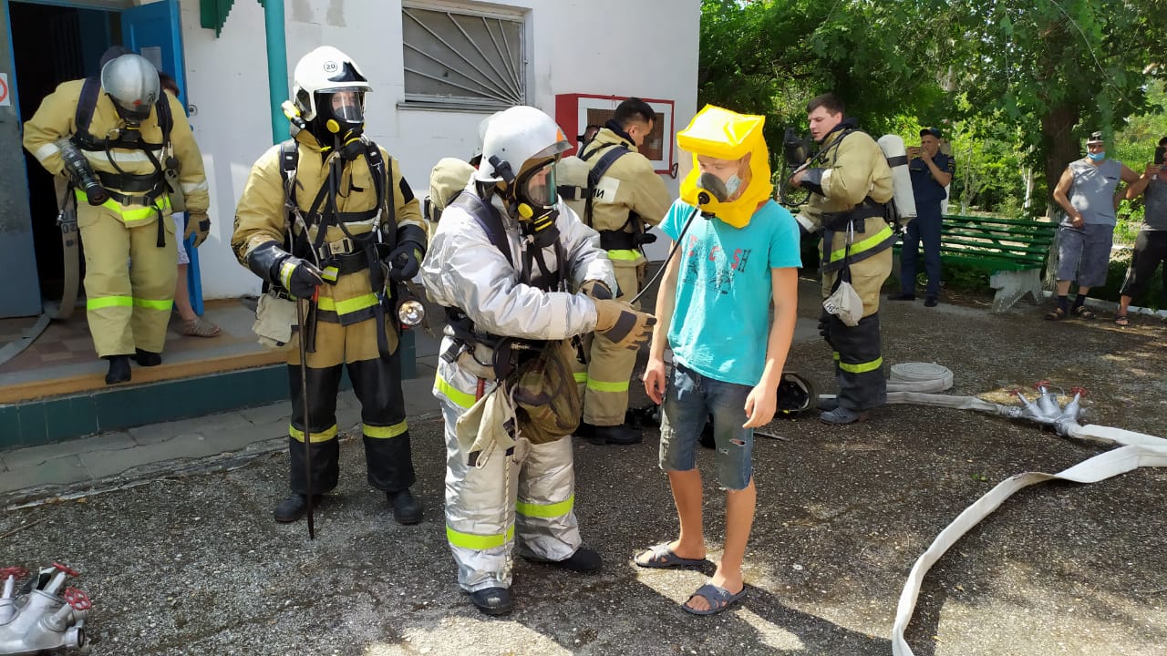 Сотрудники Феодосийского отдела МЧС обучили персонал детских здравниц и провели пожарно-тактические учения