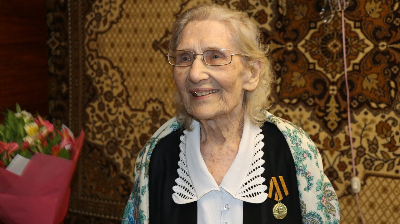 Ветерану  Великой  Отечественной  войны  Вере  Арзамасцевой  вручена  памятная  медаль