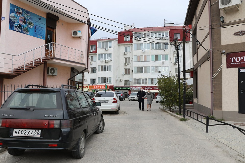 Тротуар  на  Старшинова  –  для  пешеходов  или  машин?
