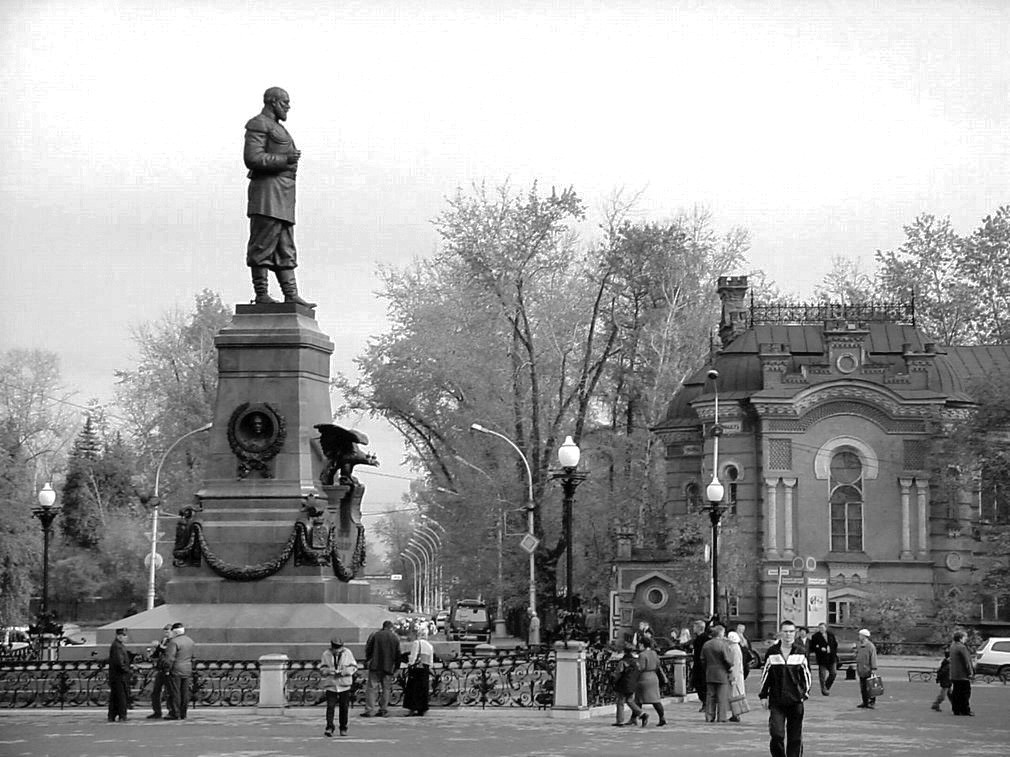 Памятник  царю  или  памятник  большевику?