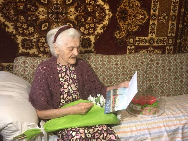 Она  спасала  детей  42  года,  а  сегодня  отметила  90  лет