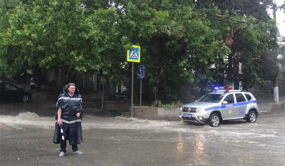 В условиях чрезвычайной ситуации в Керчи, Ялте и Ленинском районе сотрудники полиции обеспечивают безопасность граждан и их имущества