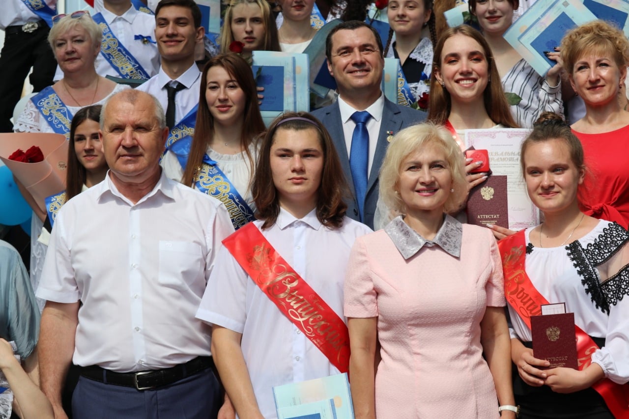 500  феодосийских  выпускников  попрощались  со  школой