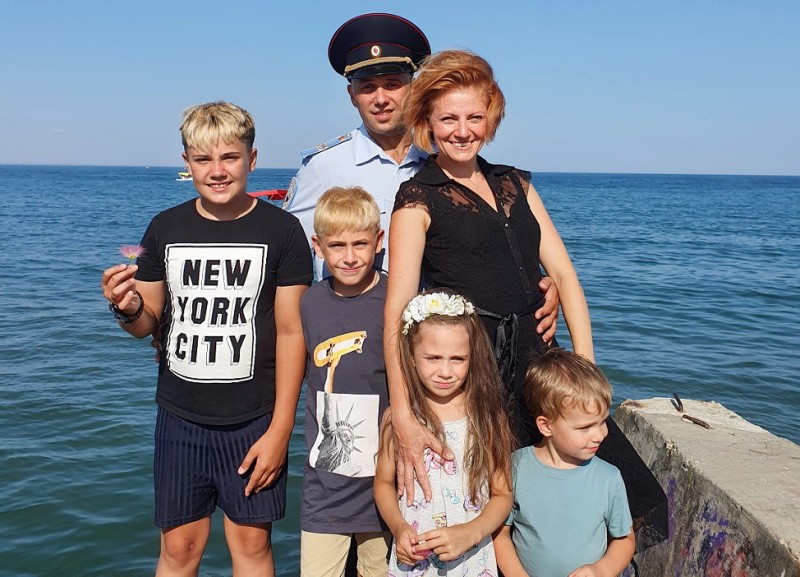 Ко дню семьи, любви и верности. История полицейской семьи Шаклановых: три сыночка и лапочка дочка