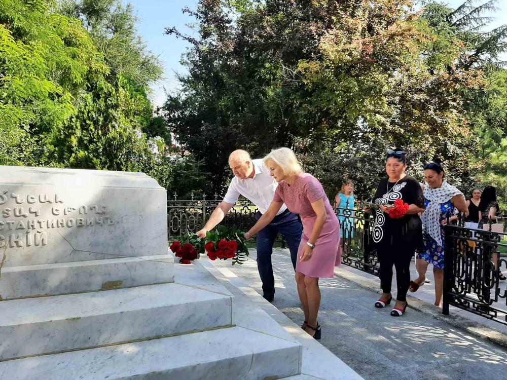 Феодосийцы  почтили  память  великого  мариниста