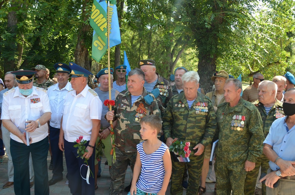 Памятник «Боевая машина десанта-2» торжественно открыли  в  Комсомольском  парке  в  День  ВДВ
