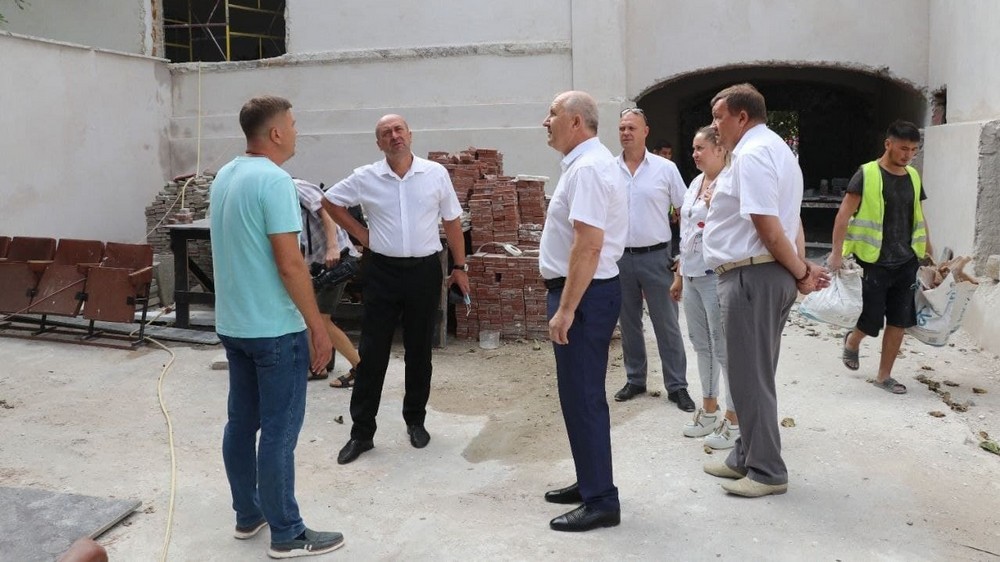 Вице-премьер  Крыма  побывал  на  стройке  в  Феодосии