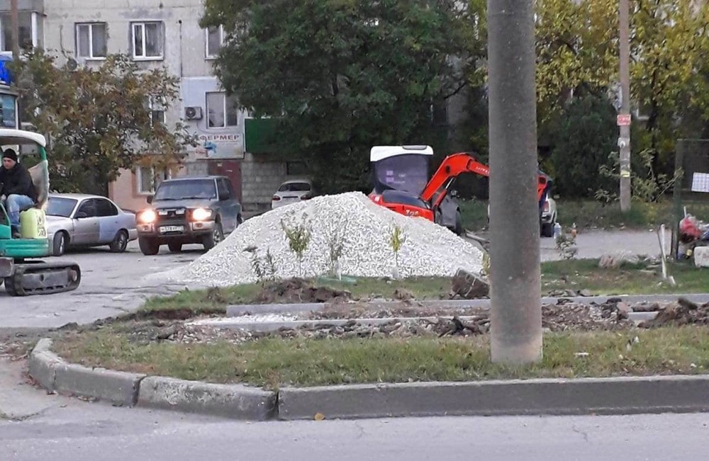 Дорожники  ремонтируют  улицу  Чкалова