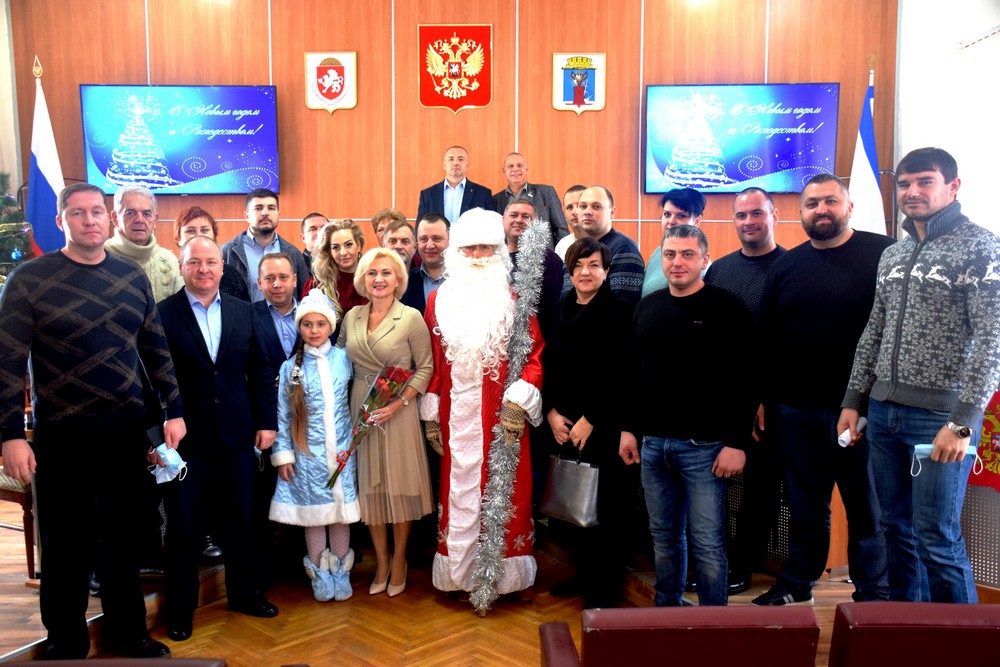 Феодосийских депутатов поздравили Дед Мороз и Снегурочка