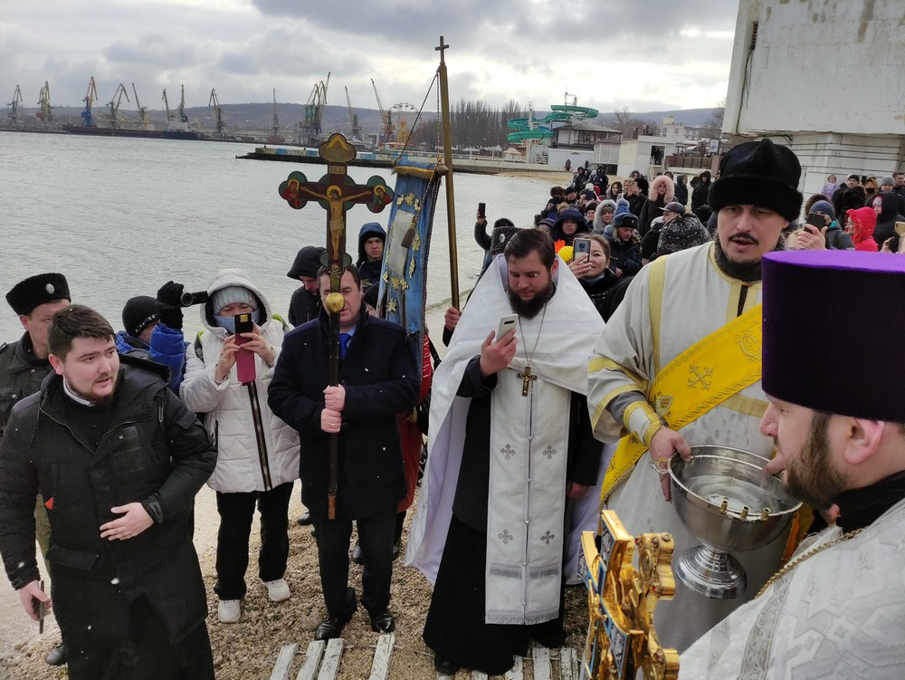 19 января, в День Крещения Господня  по традиции главной крещенской купелью стал Феодосийский залив