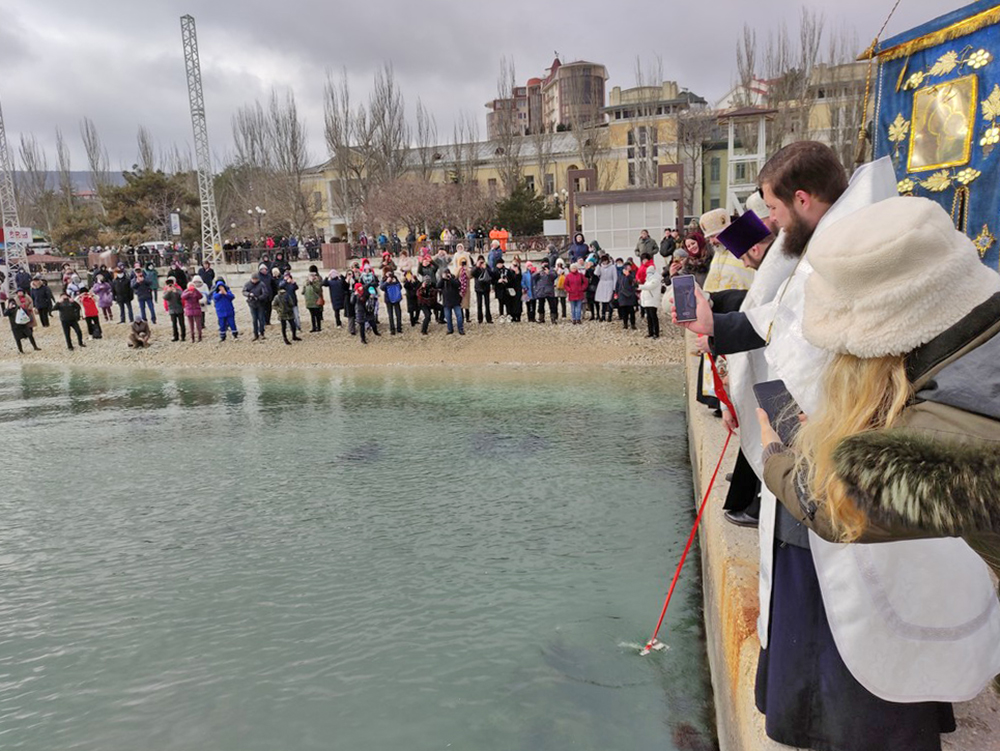 19 января, в День Крещения Господня  по традиции главной крещенской купелью стал Феодосийский залив