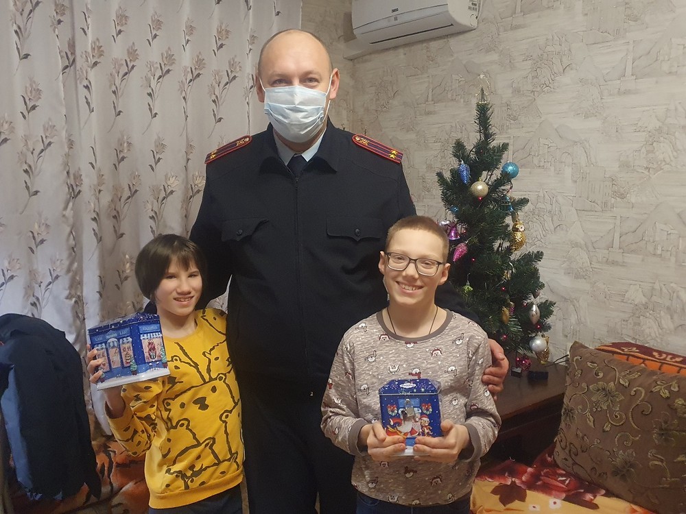 Полицейский  Дед  Мороз  порадовал  приёмные  семьи