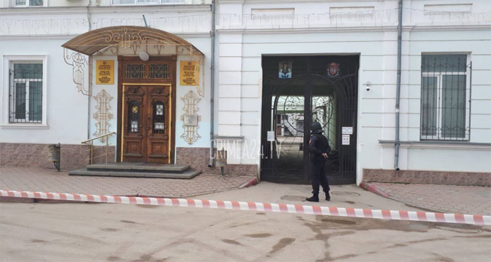 Информация  о  минировании  здания  Администрации  Феодосии  не  подтвердилась