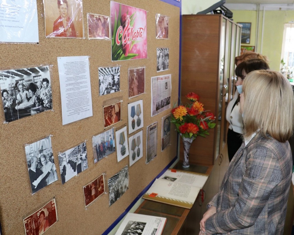 В  муниципальном  архиве  Феодосии  открылась  выставка  «Женщинам  посвящается…»