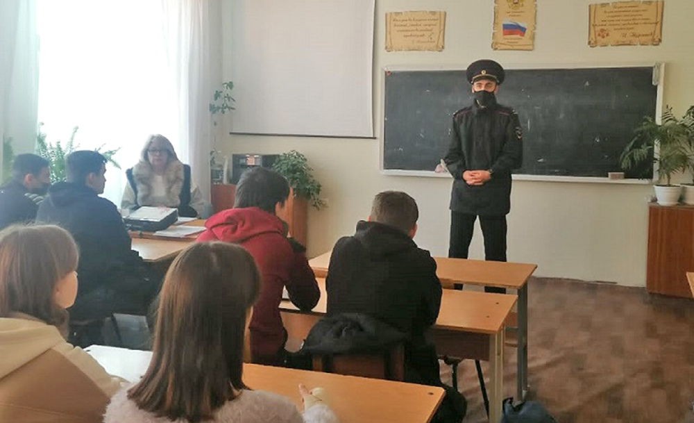 В Феодосии сотрудники полиции провели профориентационную встречу со студентами техникума