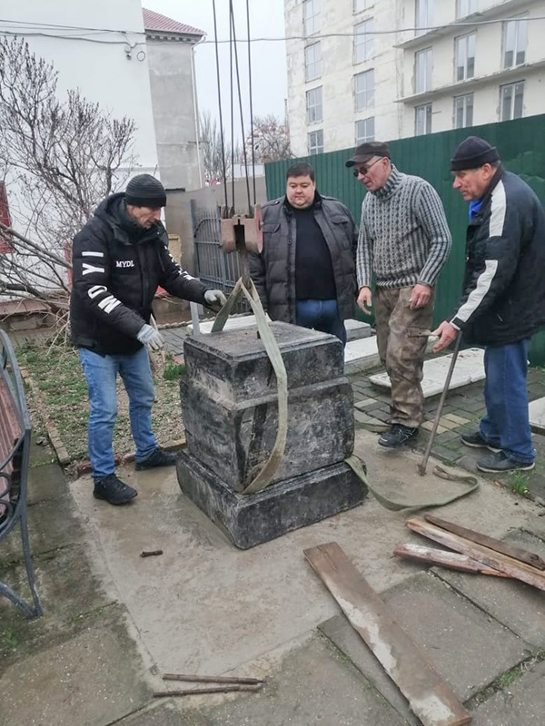 В  музее  древностей  восстановили  надгробный  памятник  известного  феодосийского  мецената