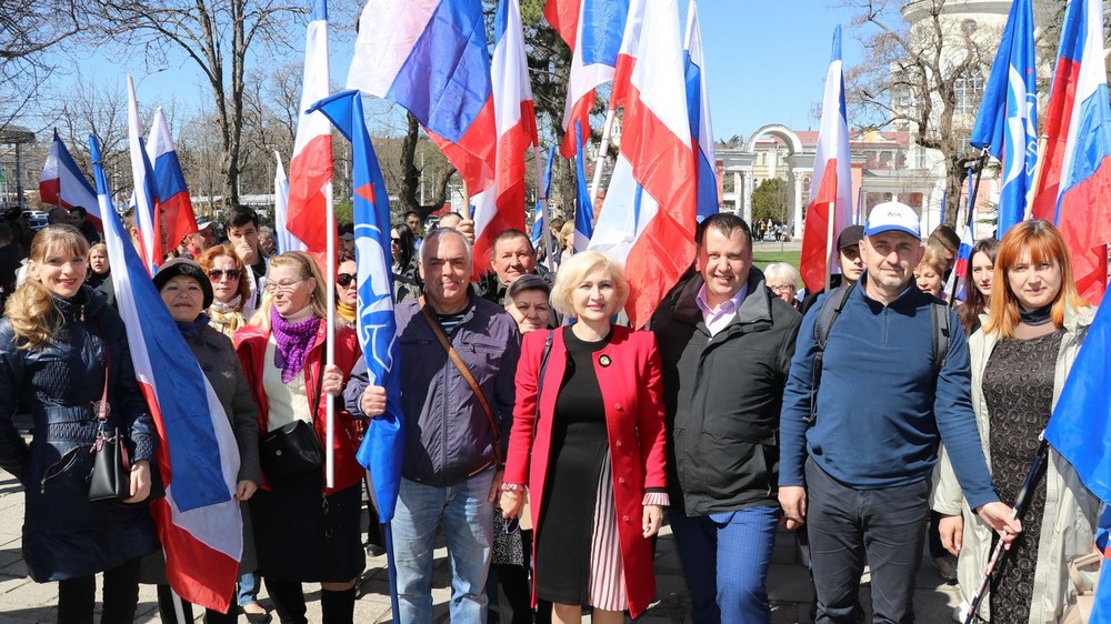 Феодосийцы  приняли  участие  в  торжественном митинге  в  поддержку  жителей  Донбасса
