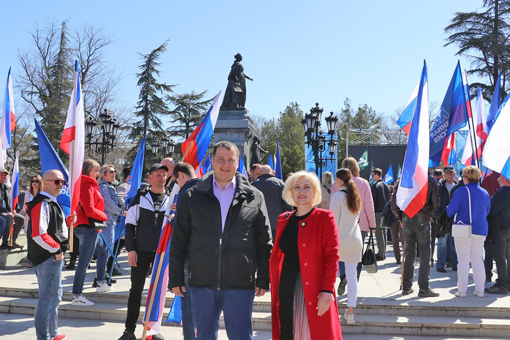 Феодосийцы  приняли  участие  в  торжественном митинге  в  поддержку  жителей  Донбасса