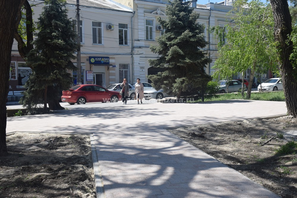В Пушкинском сквере отремонтируют скамейки и высадят цветы