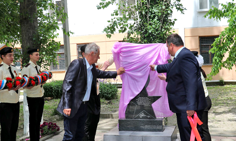 Открытие памятника юным героям