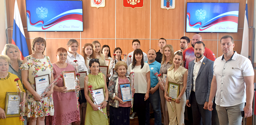 Накануне Дня России, 10 июня состоялась церемония награждения группы феодосийцев