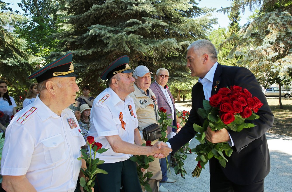 В Феодосии Глава Республики Крым Сергей Аксёнов возложил цветы к Вечному огню   