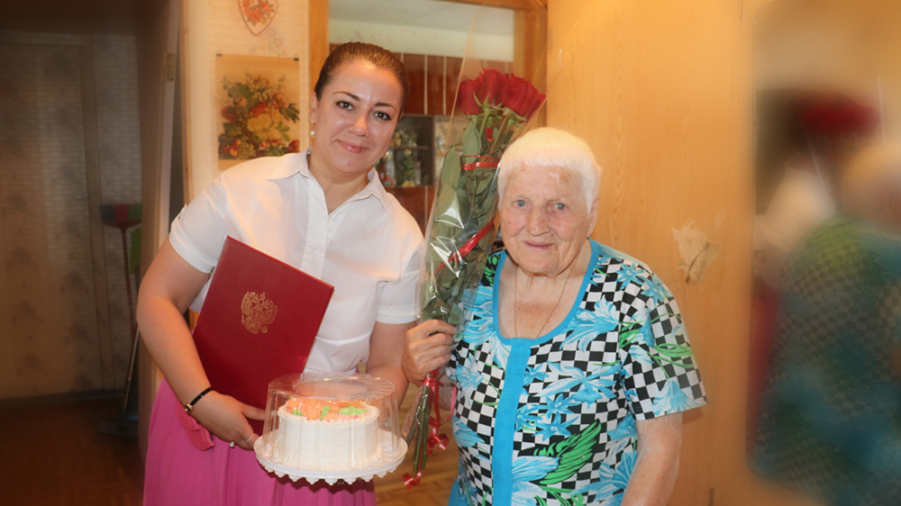 Труженицу  тыла  Валентину  Золотухину  поздравили  с  днём  рождения
