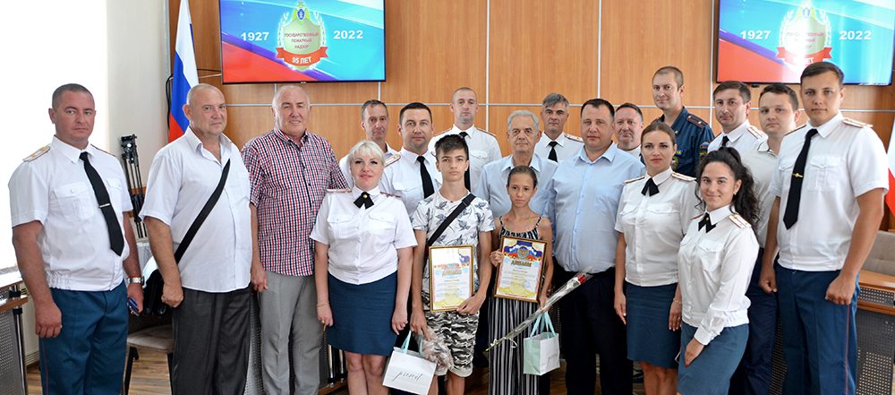 В Феодосии наградили сотрудников пожарной службы