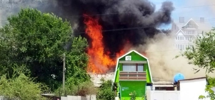 В  Курортном  загорелась  крыша  многоквартирного  дома