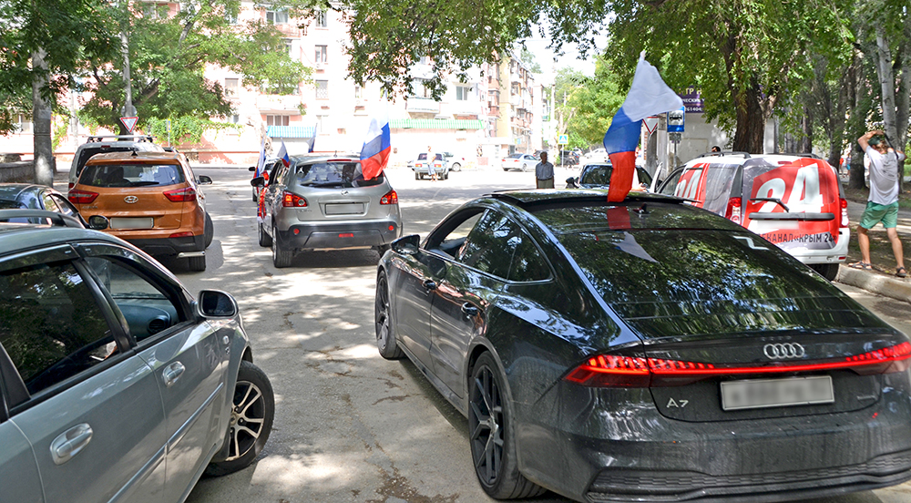 Автопробег в честь Дня Государственного флага России! 
