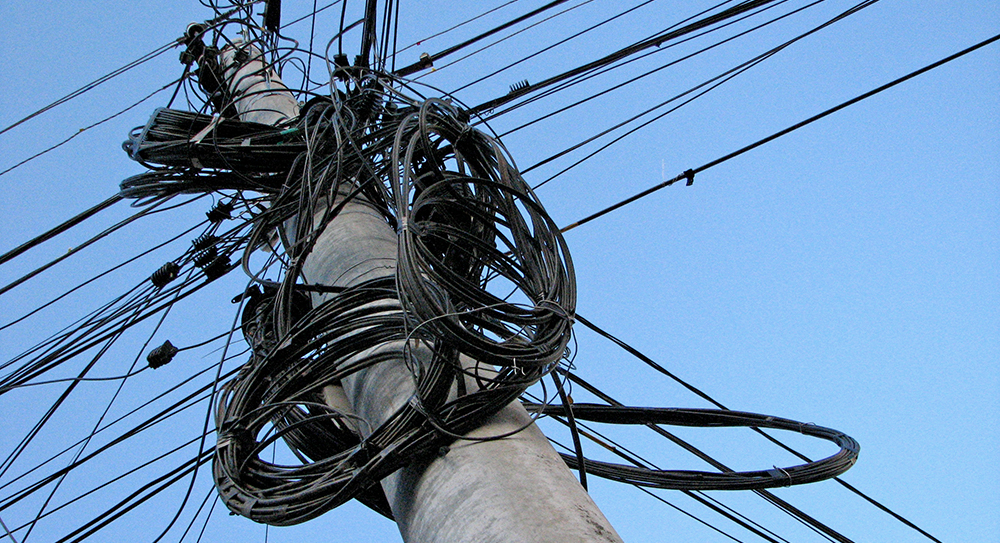 О «бубликах» необрезанных проводов на электроопорах и неприглядной паутине сетей на фасадах домов…