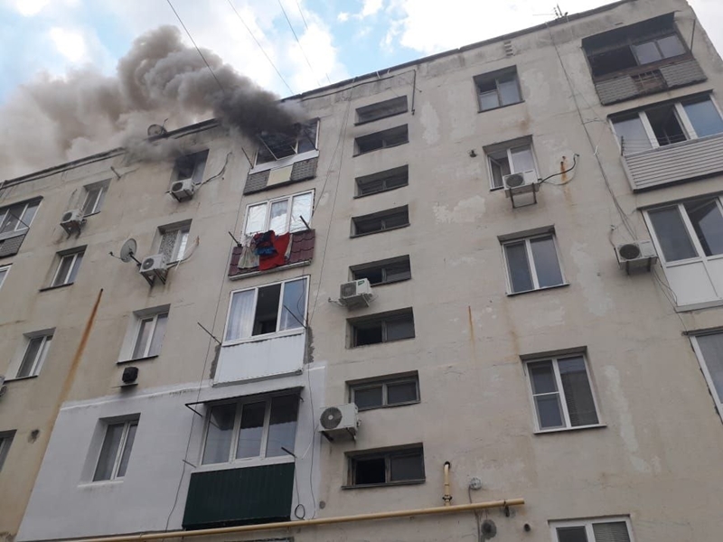 На пожаре в Приморском спасли двух человек
