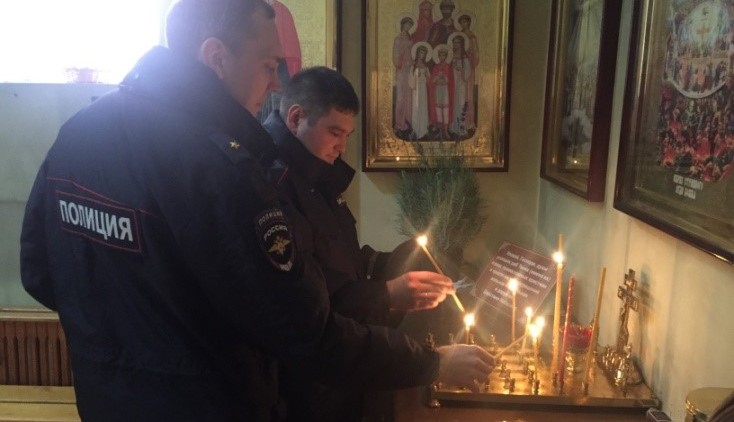 В День памяти жертв ДТП, полицейские Феодосии зажгли свечи об упокоении всех погибших в автоавариях