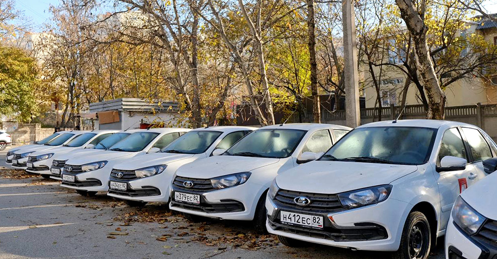 19 больниц Крыма, включая Феодосию, получили легковые машины