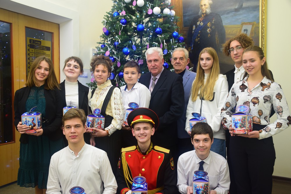 Новогодние подарки от крымского парламента