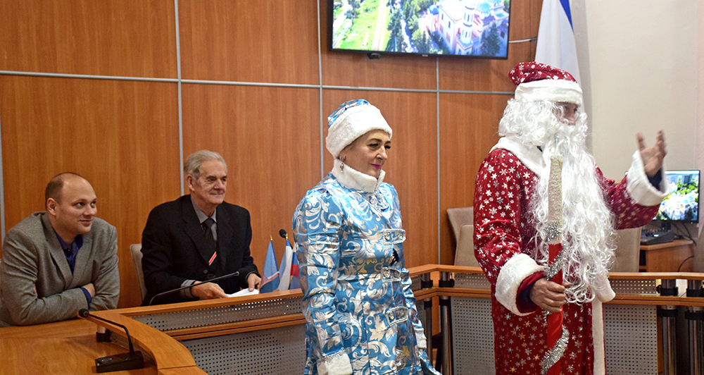Дед Мороз и Снегурочка поздравили депутатов