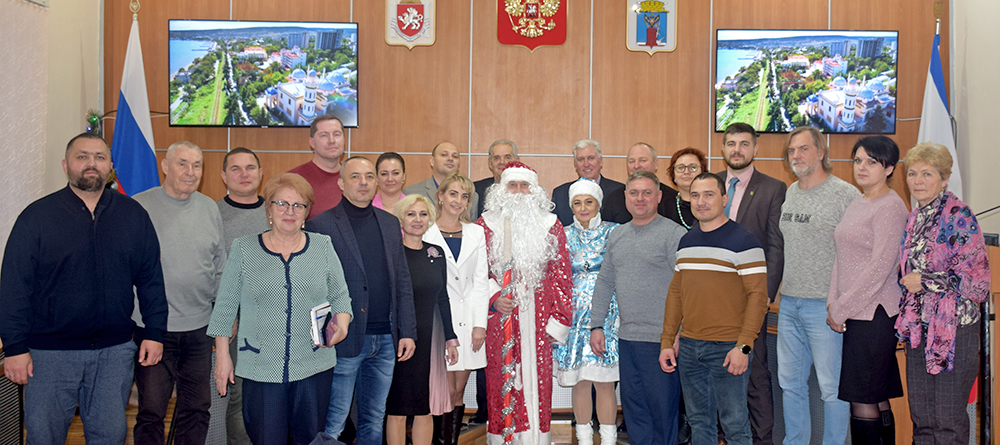 Дед Мороз и Снегурочка поздравили депутатов