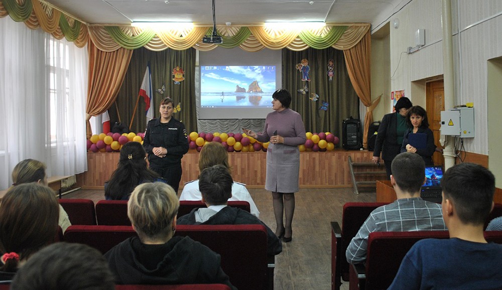 Феодосийские полицейские проводят профилактические беседы со школьниками