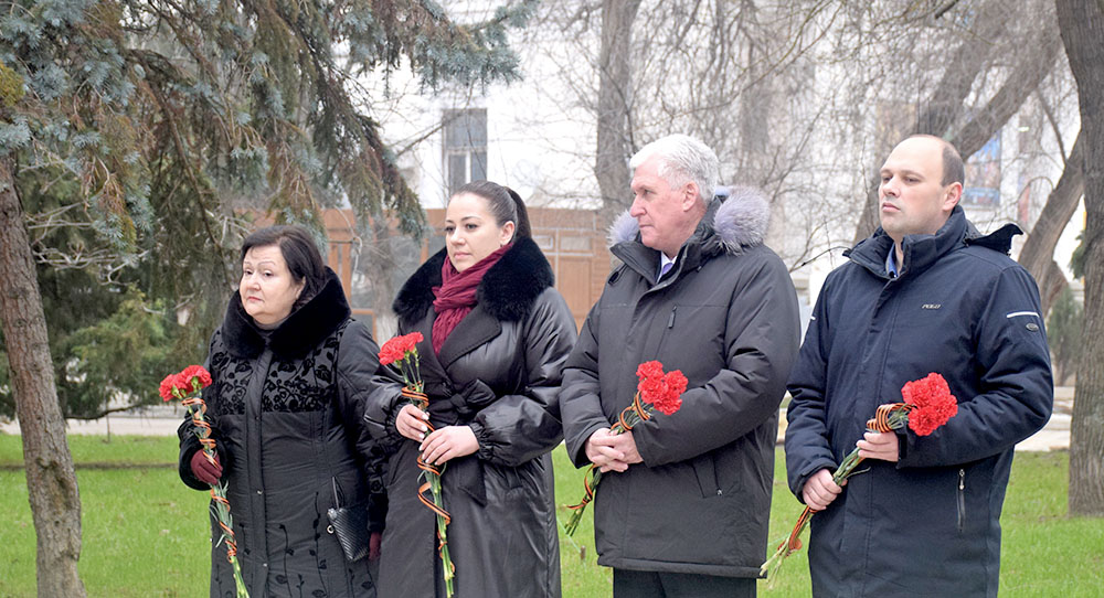 Феодосийцы возложили цветы в память о жертвах блокадного Ленинграда
