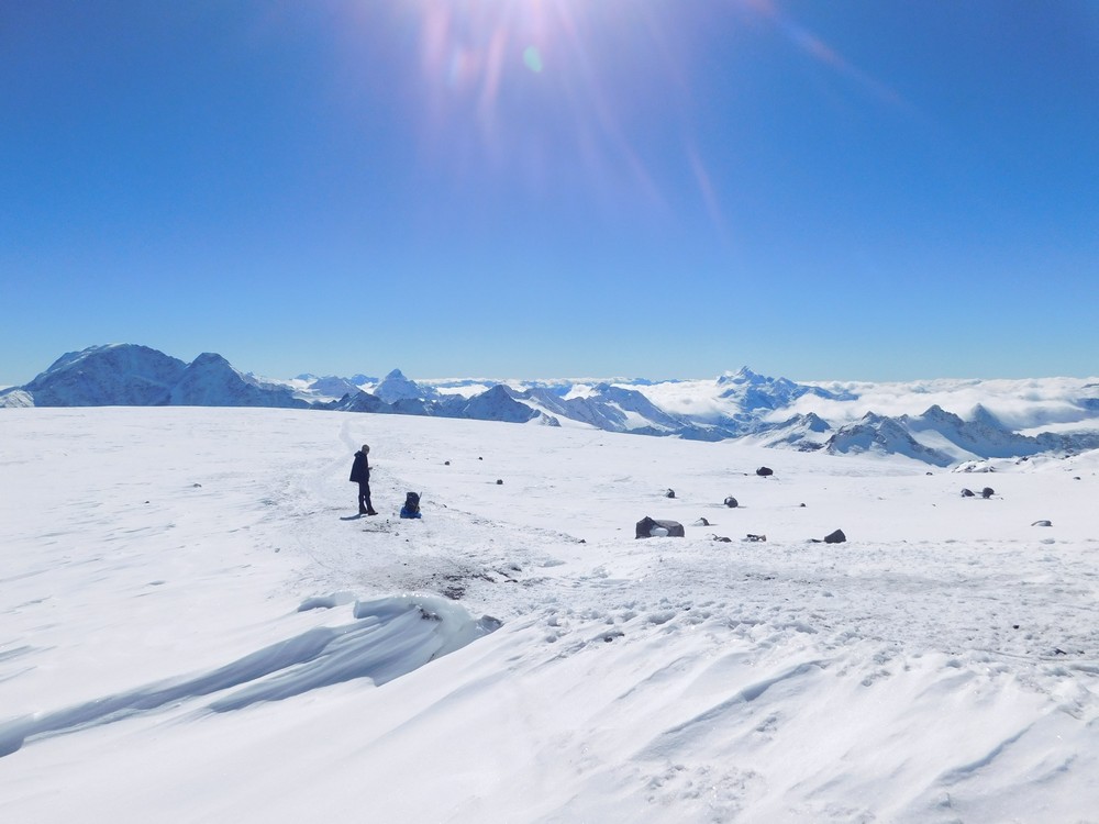 Погода эльбрус точный прогноз. ВОСХОЖДЕНИЕМНА Эльбрус с Запада. Машина на Эльбрусе на вершине. Какая температура на вершине Эльбруса. Погода на горе Эльбрус 28.04.2023.