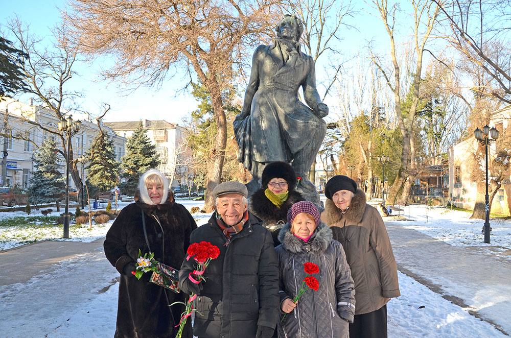 У памятника Пушкину – мороз и солнце, день чудесный!