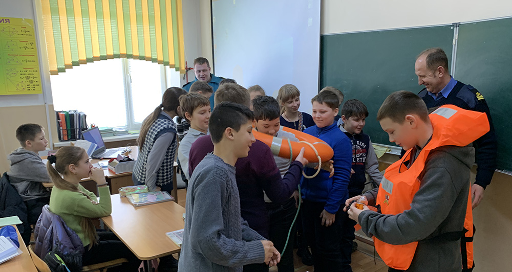 Инспекторы ГИМС города Феодосии проводят уроки безопасности на воде в школах