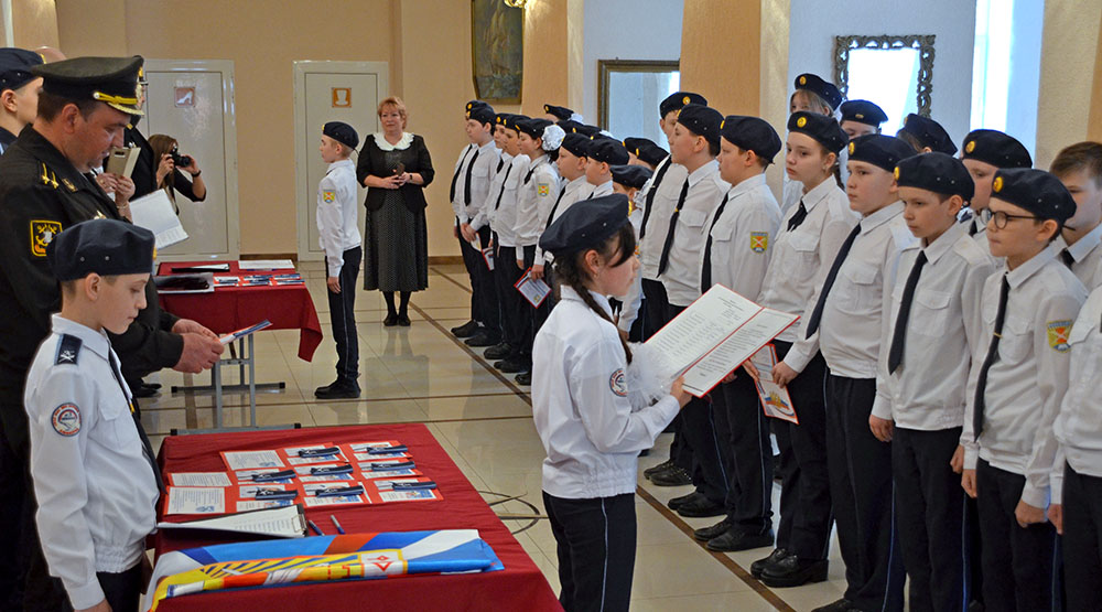 В феодосийском Доме офицеров<br>школьники приняли присягу кадет
