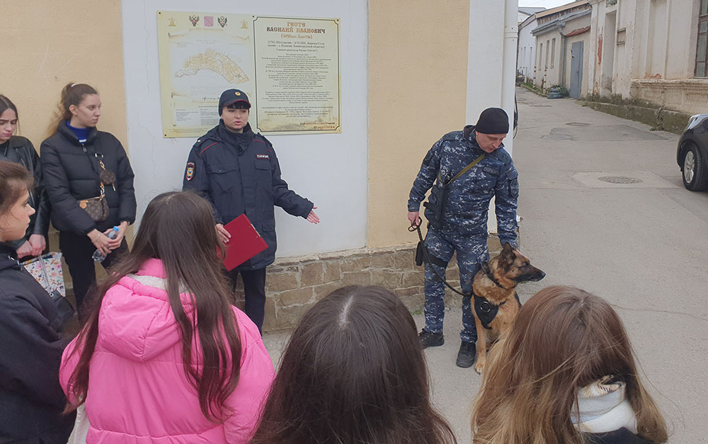 В Феодосии полицейские и общественники провели для студентов-правоведов «День открытых дверей»