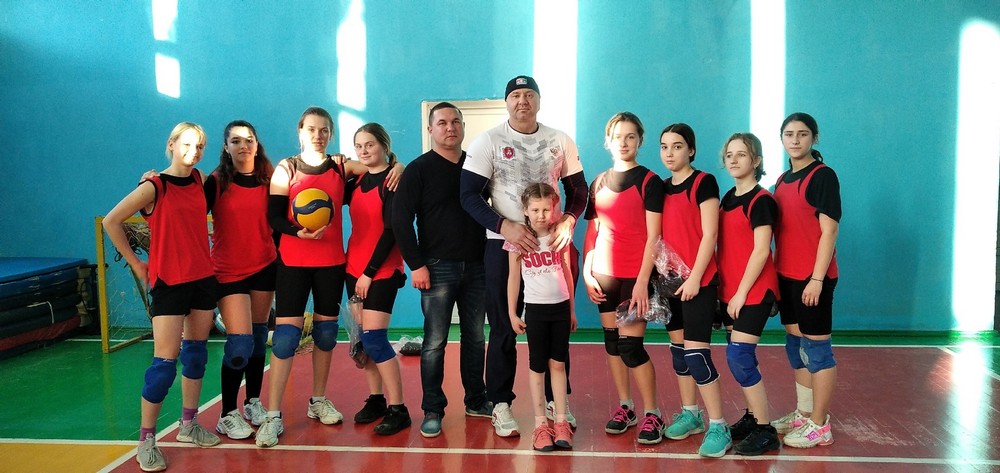 Юным волейболистам из Приморского подариликомплекты спортивной формы