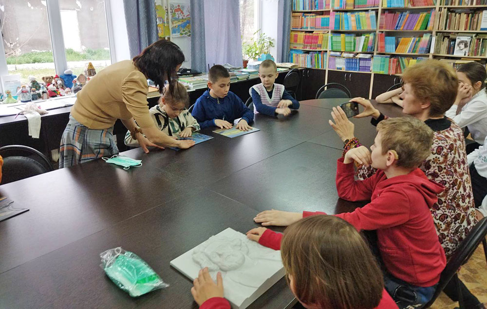 Волошинский кукольный театр приехал в гости к детям-инвалидам