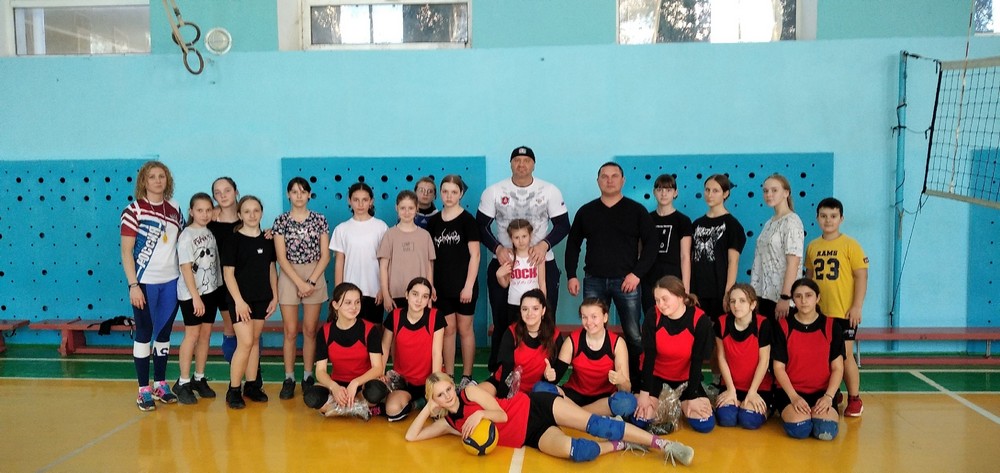 Юным волейболистам из Приморского подариликомплекты спортивной формы