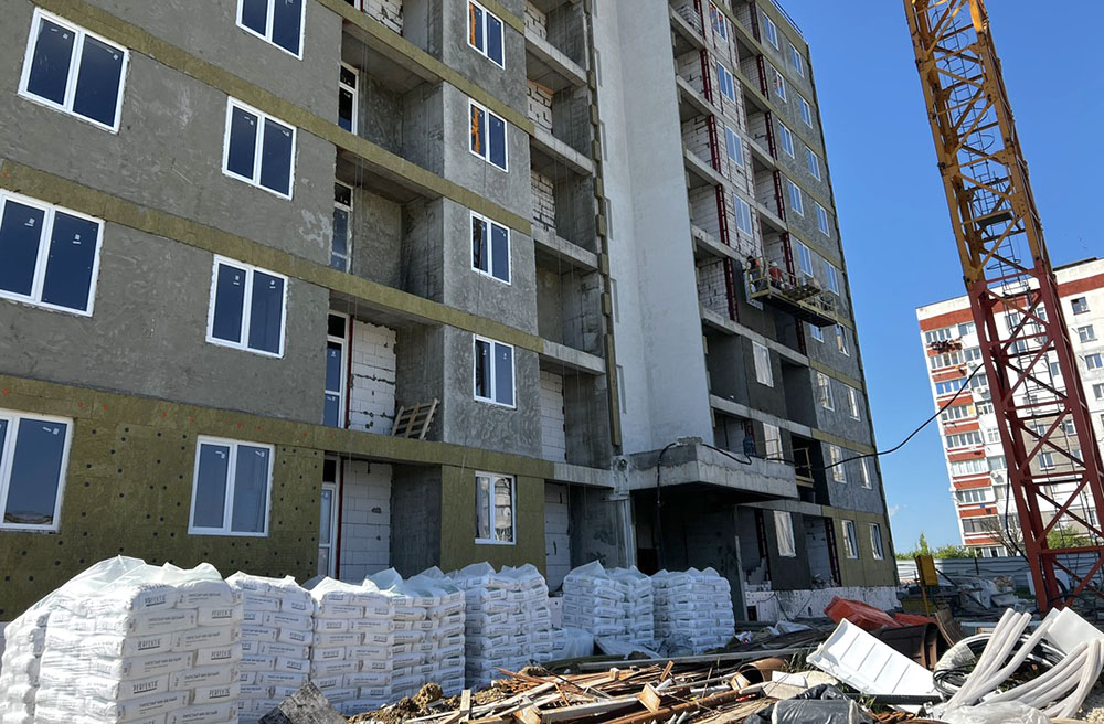 Строительство дома в Приморском для депортированных граждан продолжается